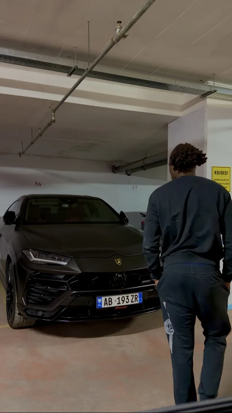 Kanashi devant une voiture